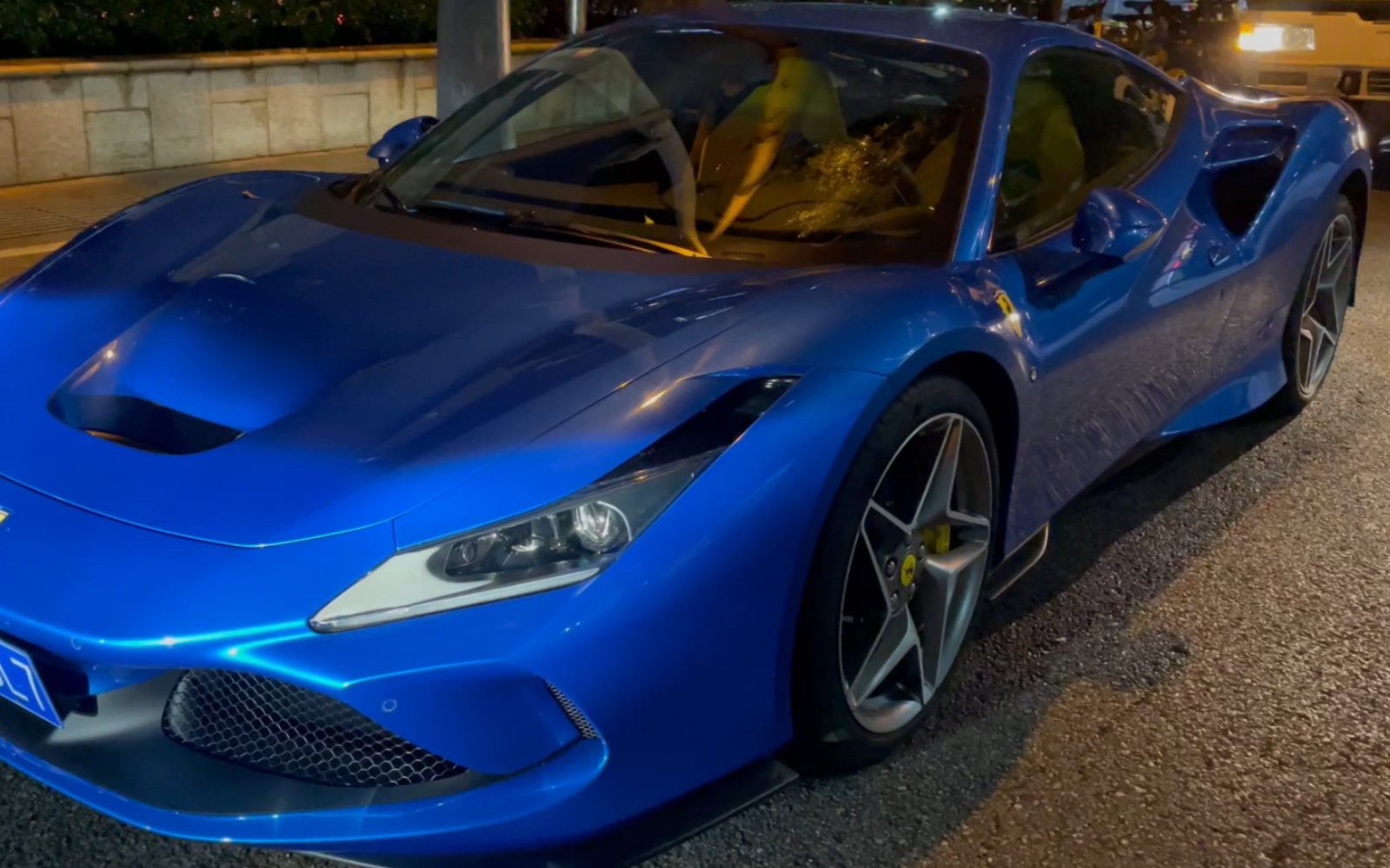夜幕下的蓝色法拉利f8