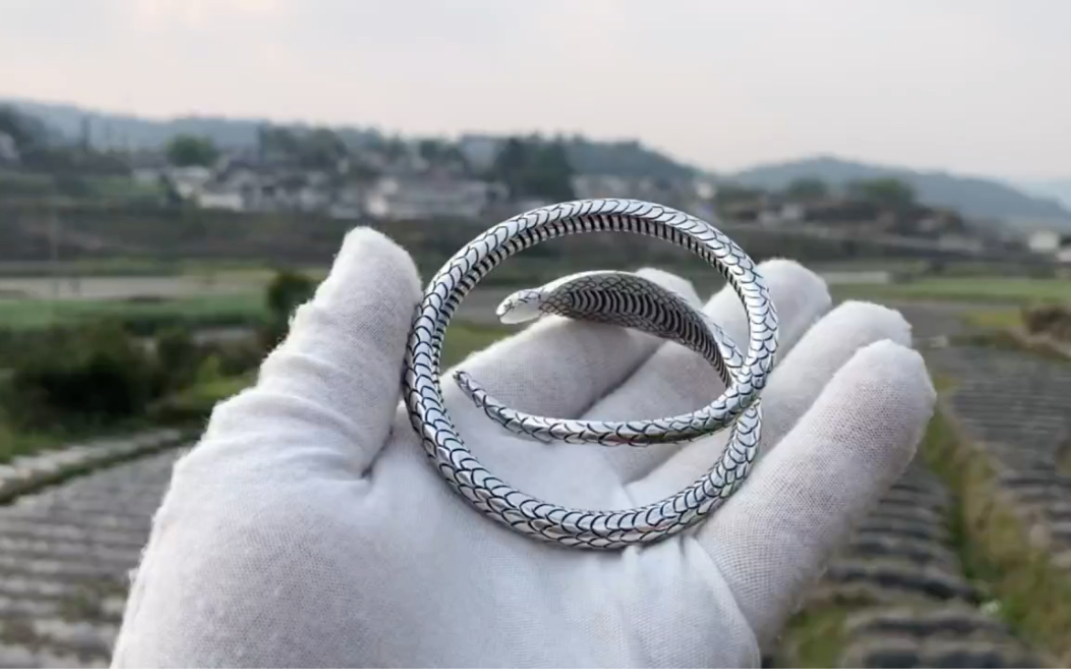 手工做的眼镜蛇足银手镯,这成品太绝了