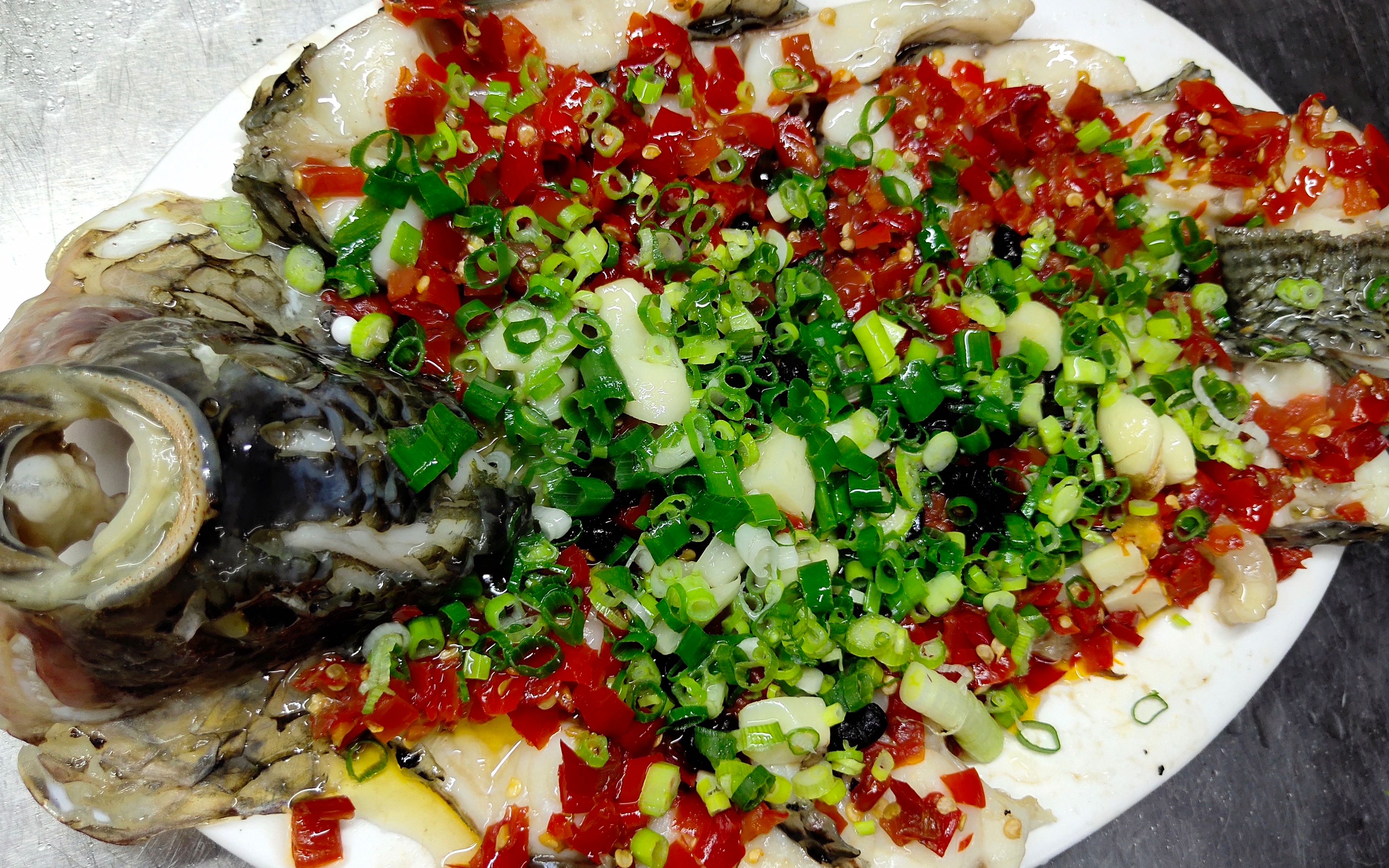 这才是剁椒蒸罗非鱼的正宗做法,比鲍鱼还好吃,看看就能学会