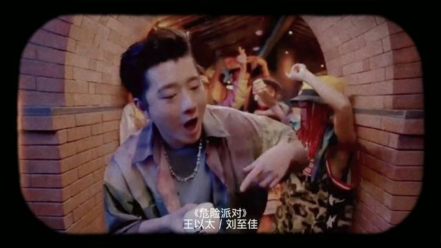 左手保护你的腰 不会碰到你的背