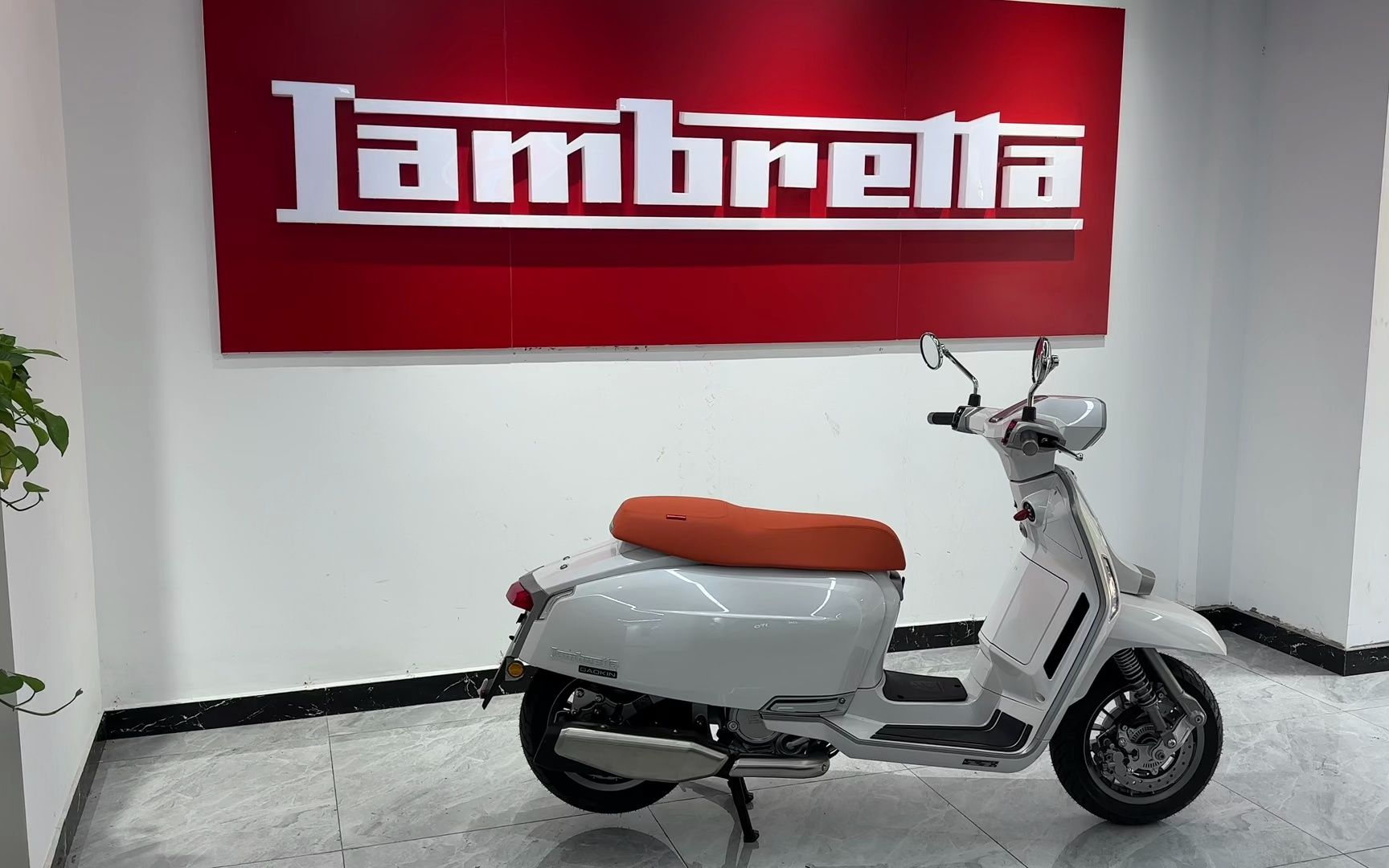 源自意大利的#兰美达#lambretta g350 复古踏板,铁壳车的质感十分独特