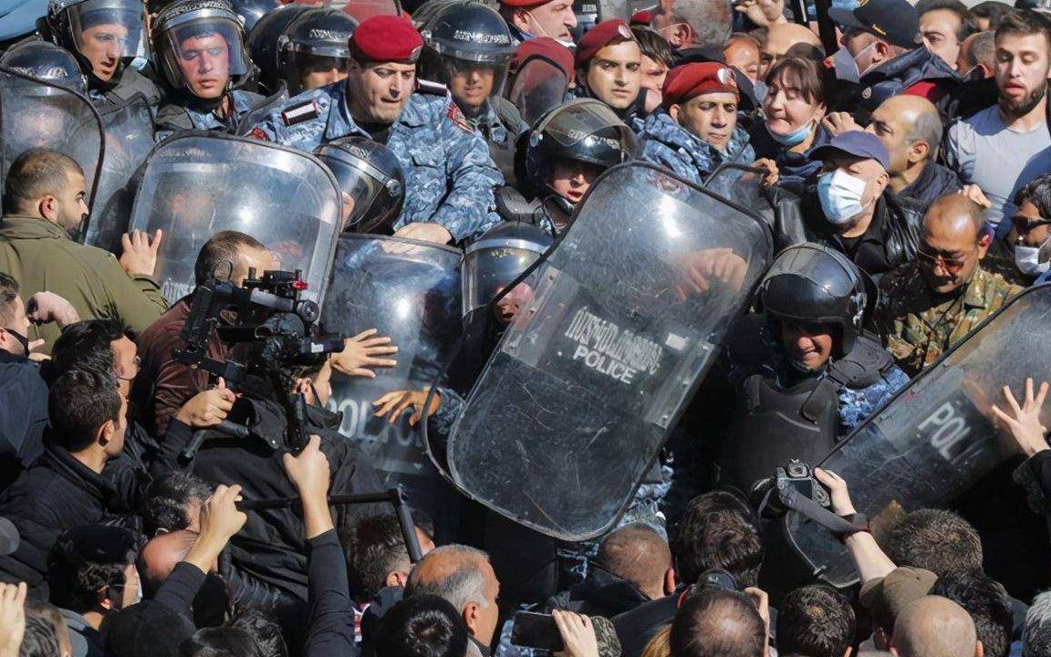 总理躲进俄军基地,亚美尼亚展开大清洗,主战派人士遭到清算