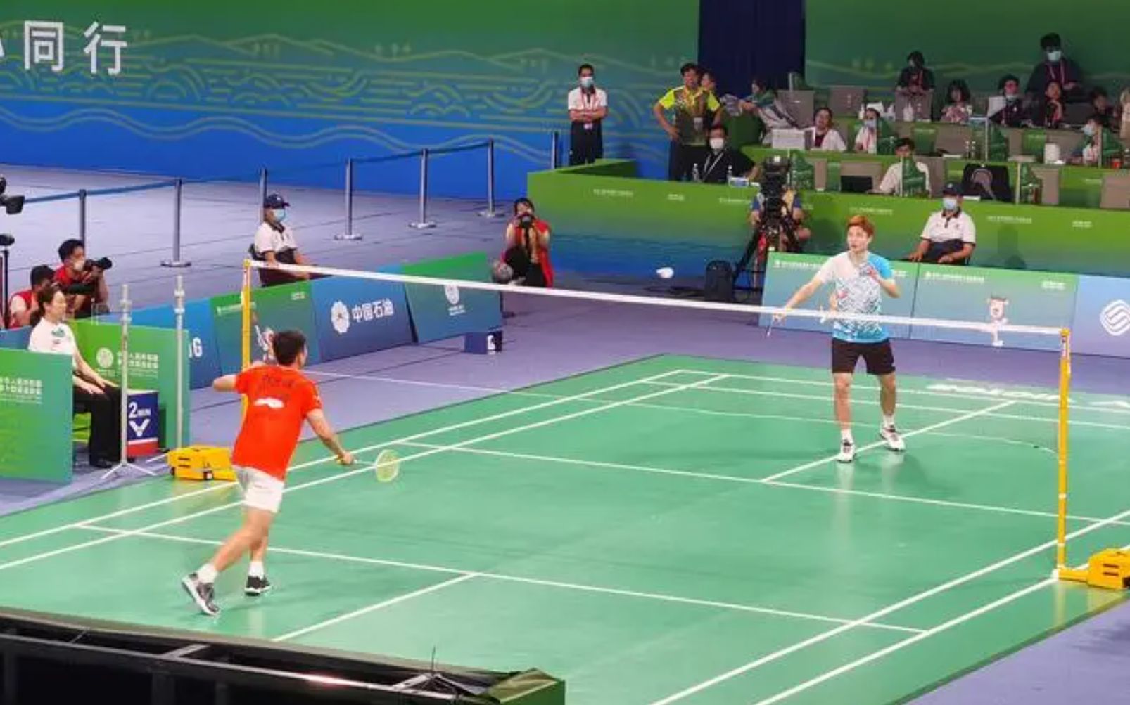 羽毛球双打发球时,太高怎么办!这几个细节好好看