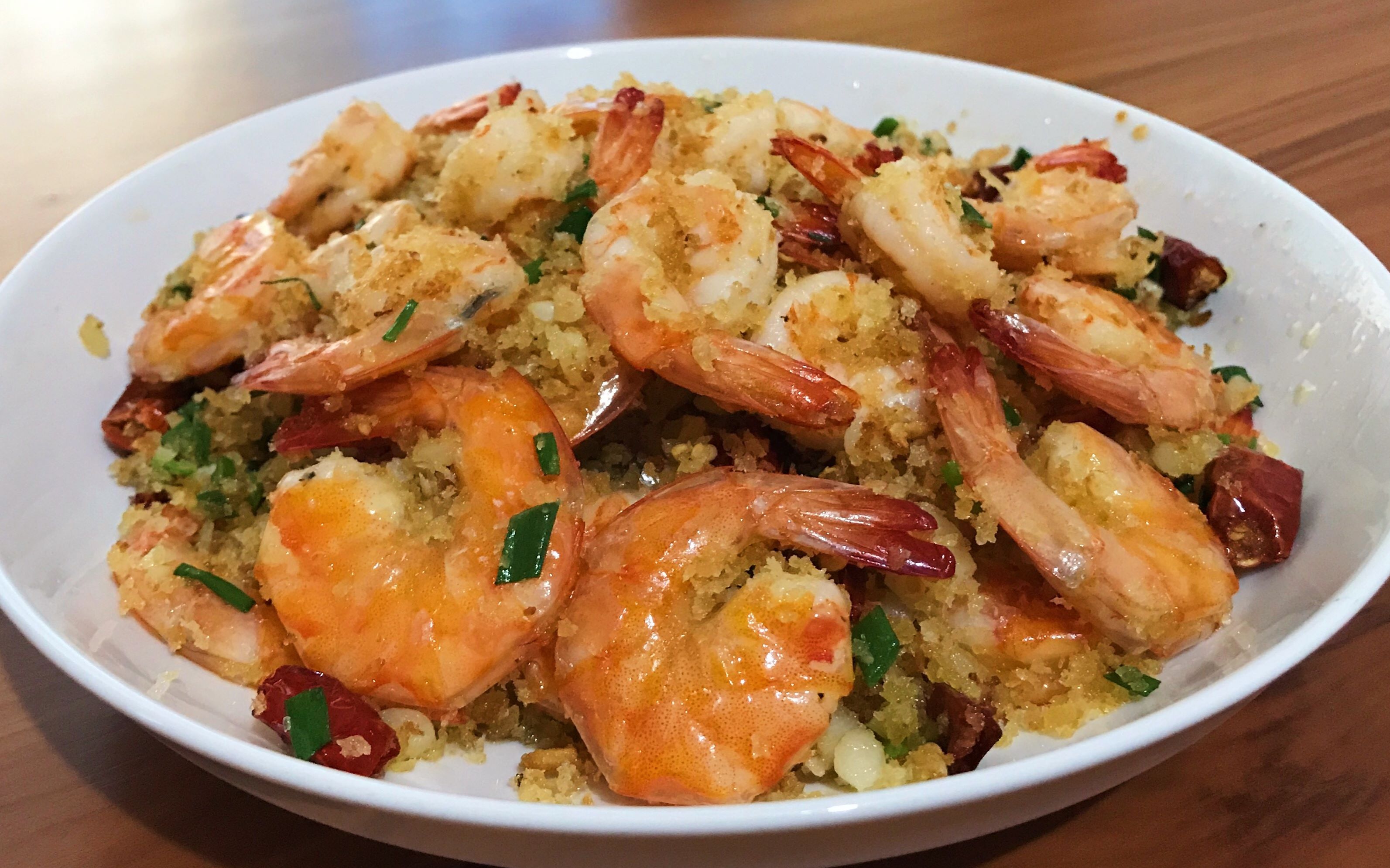 蚊子妈在家做"不正经"的避风塘炒虾,好吃到壳都吞下去