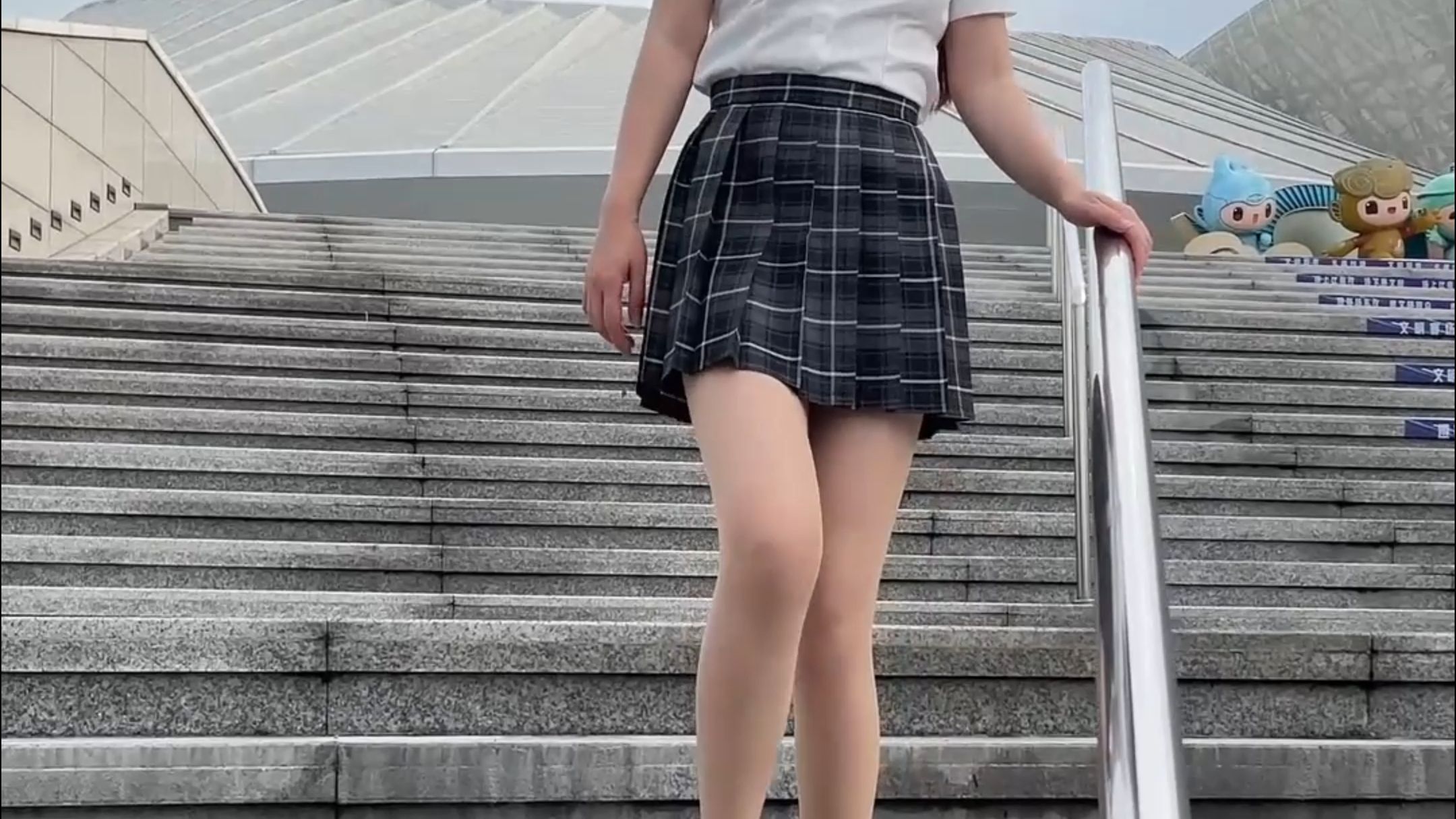 来感受一下肉丝jk的压迫感吧