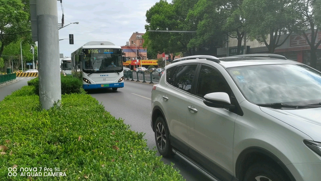 金高公交沪川线(s0n-028,往金桥路浦东大道方向)和川沙2路(w9h-075,往