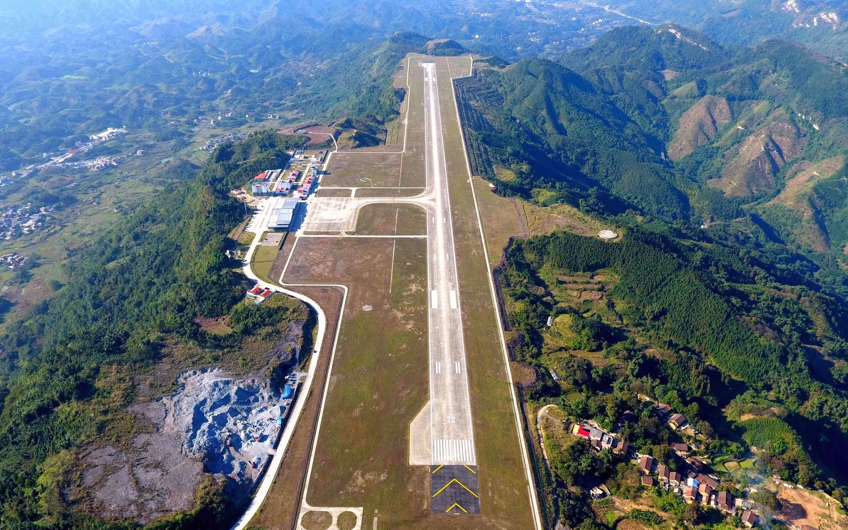 河池机场:耗时20年,炸平了65座大山,填平了23道沟才建完