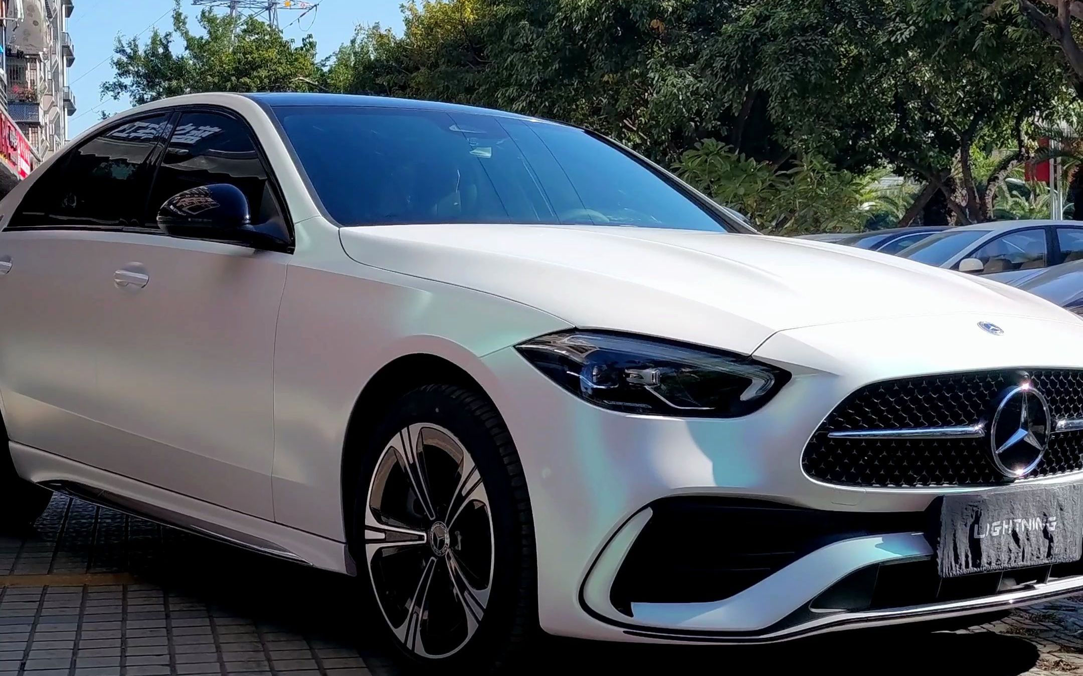 新奔驰c260l改色:白中带粉的女神色曙光白