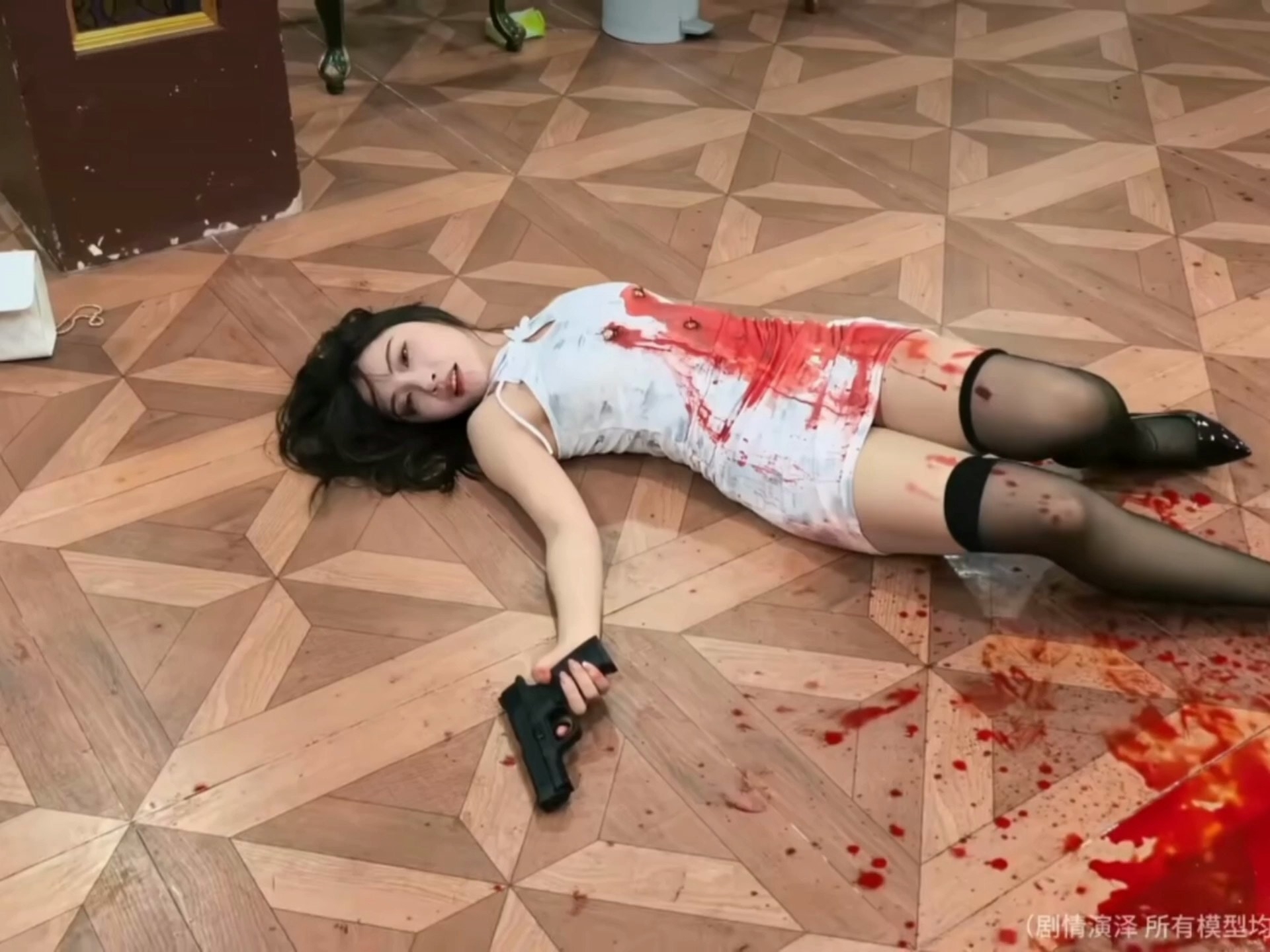 美女战败，惨遭鞭尸