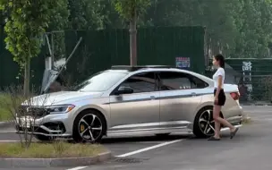 Tải video: 女孩子的梦中情车，落地15万有着100万的颜值，真的越看越喜欢！