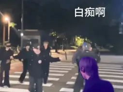 Download Video: 当RIIZE在马路上跳BoomBoomBass被骂白痴 “白痴啊，走路不看路”