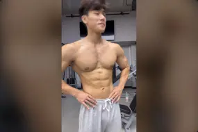 Video herunterladen: 肌肉帅哥健身直播 20241008