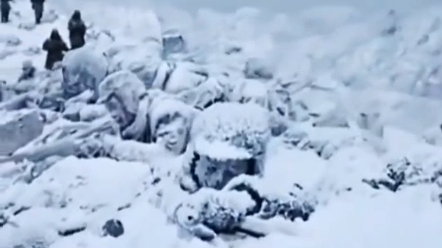 冰雕连战士让人肃然起敬