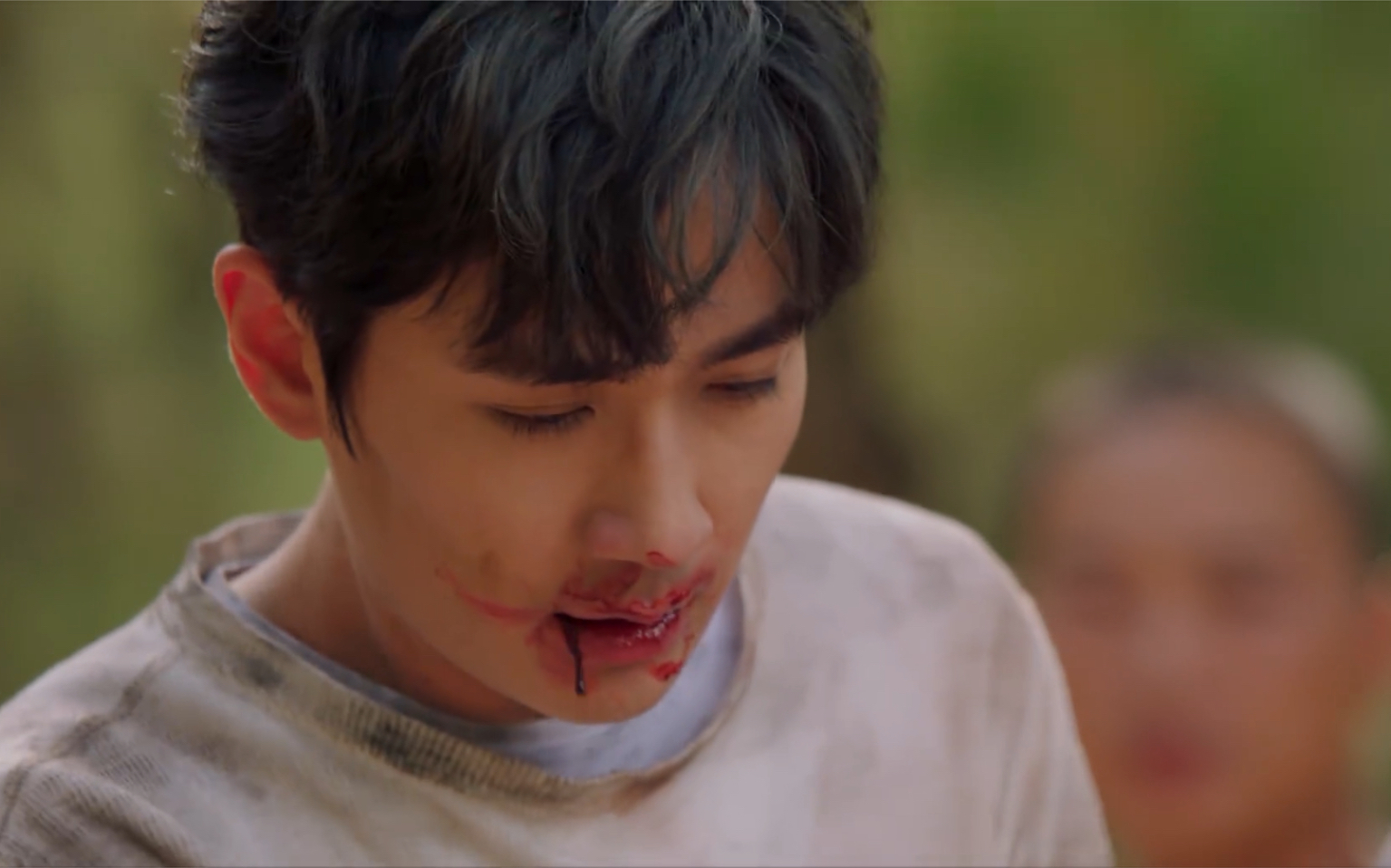 吴邪吐血名场面,胖爷细心照顾,喂汤的画面戳中泪点.