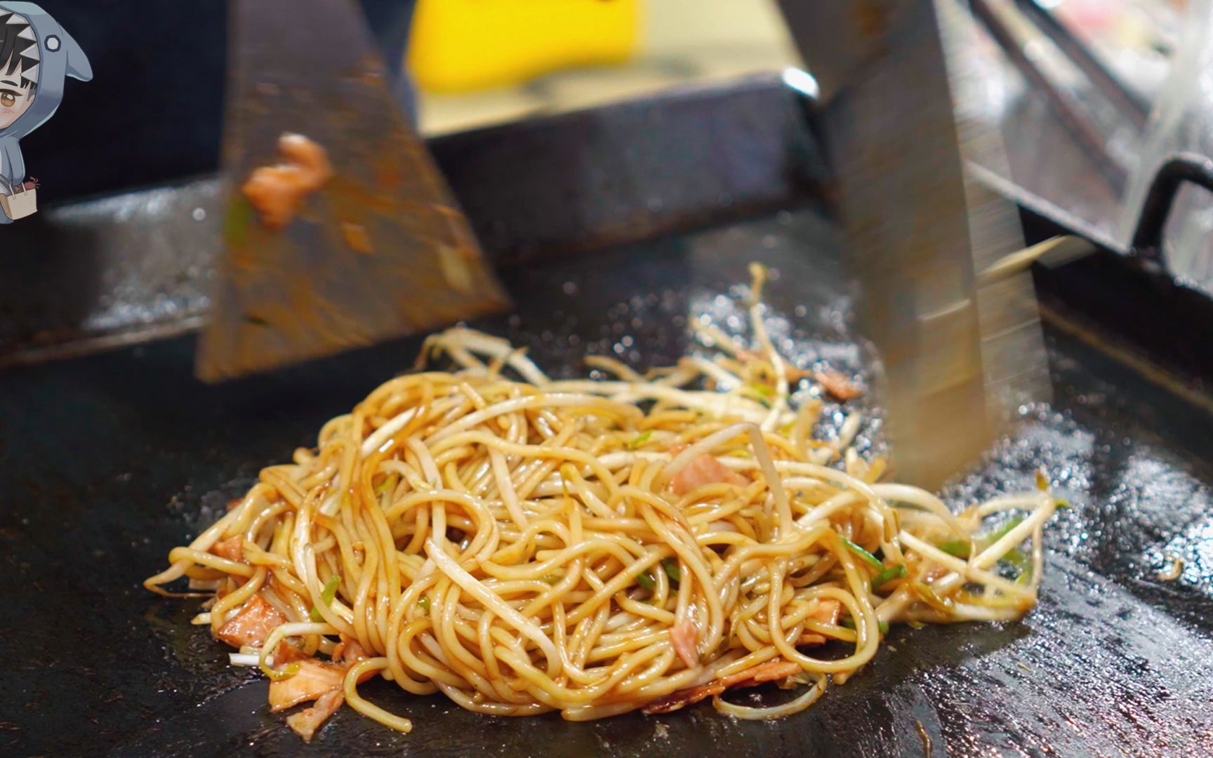 小姑娘夜市卖铁板炒面,一份10块!猜猜一晚上能收入多少?