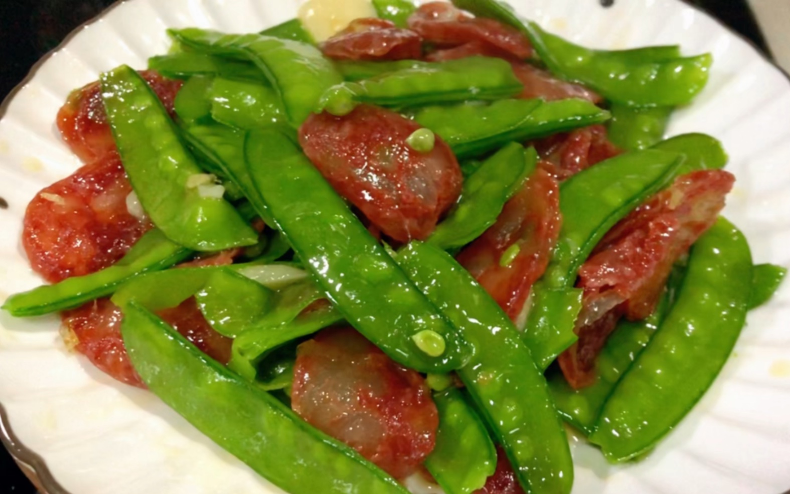 荷兰豆炒腊肠在家学会这样做,口感脆嫩爽口,腊肠甘香回味,好吃