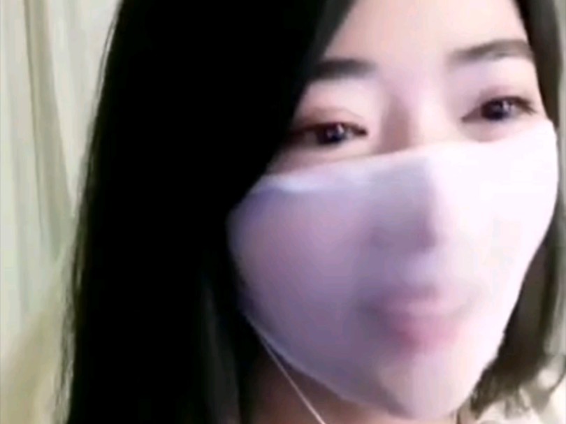戴超薄口罩的美女