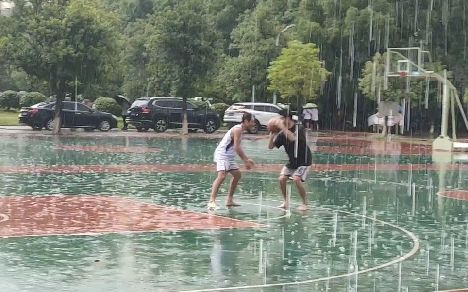 [图]儿童节｜再大的雨也挡不住的篮球精神，下大雨打球就更好玩了！