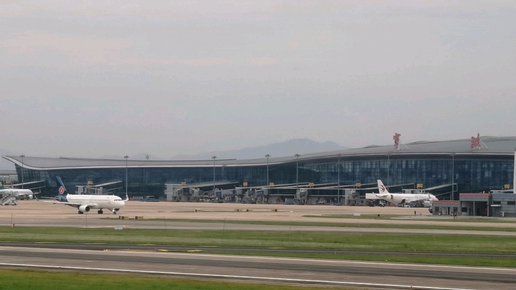 青岛航空a320滑行