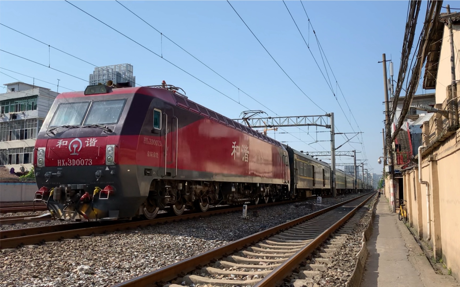 曾经的撞墙茄儿京局京段hxd3d0073原南局南段牵引k105通过南昌二场