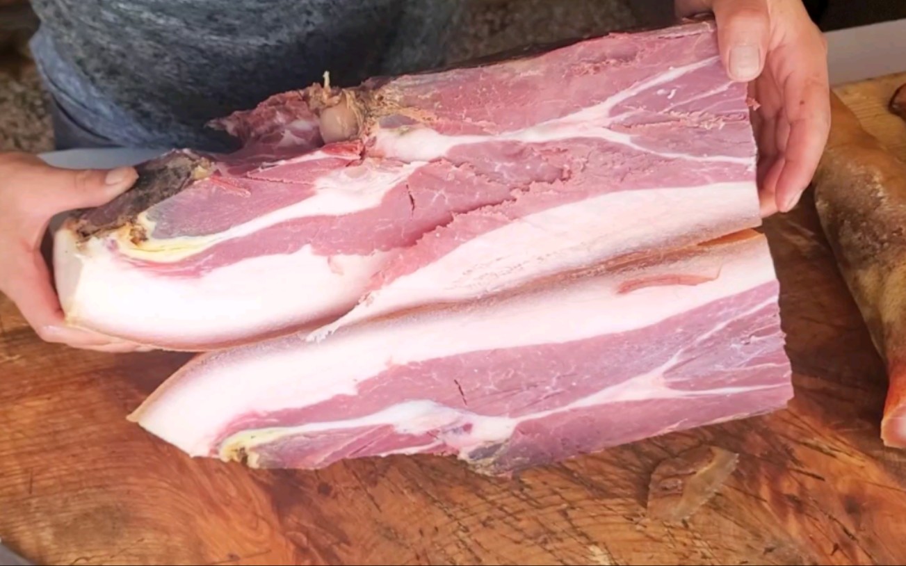 30多斤的大黑毛猪火腿,废九牛二虎之力切开,这才是真正的土猪肉