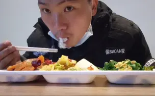 下载视频: 保安是个很底层、被人看不起的工作，但有一顿丰盛的餐食，就已经心满意足了