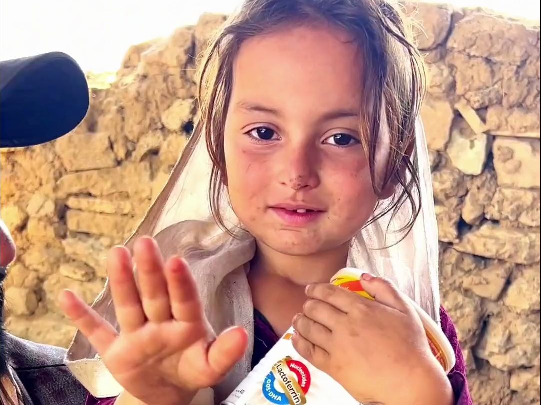 阿富汗难民小女孩小琴琴生病了