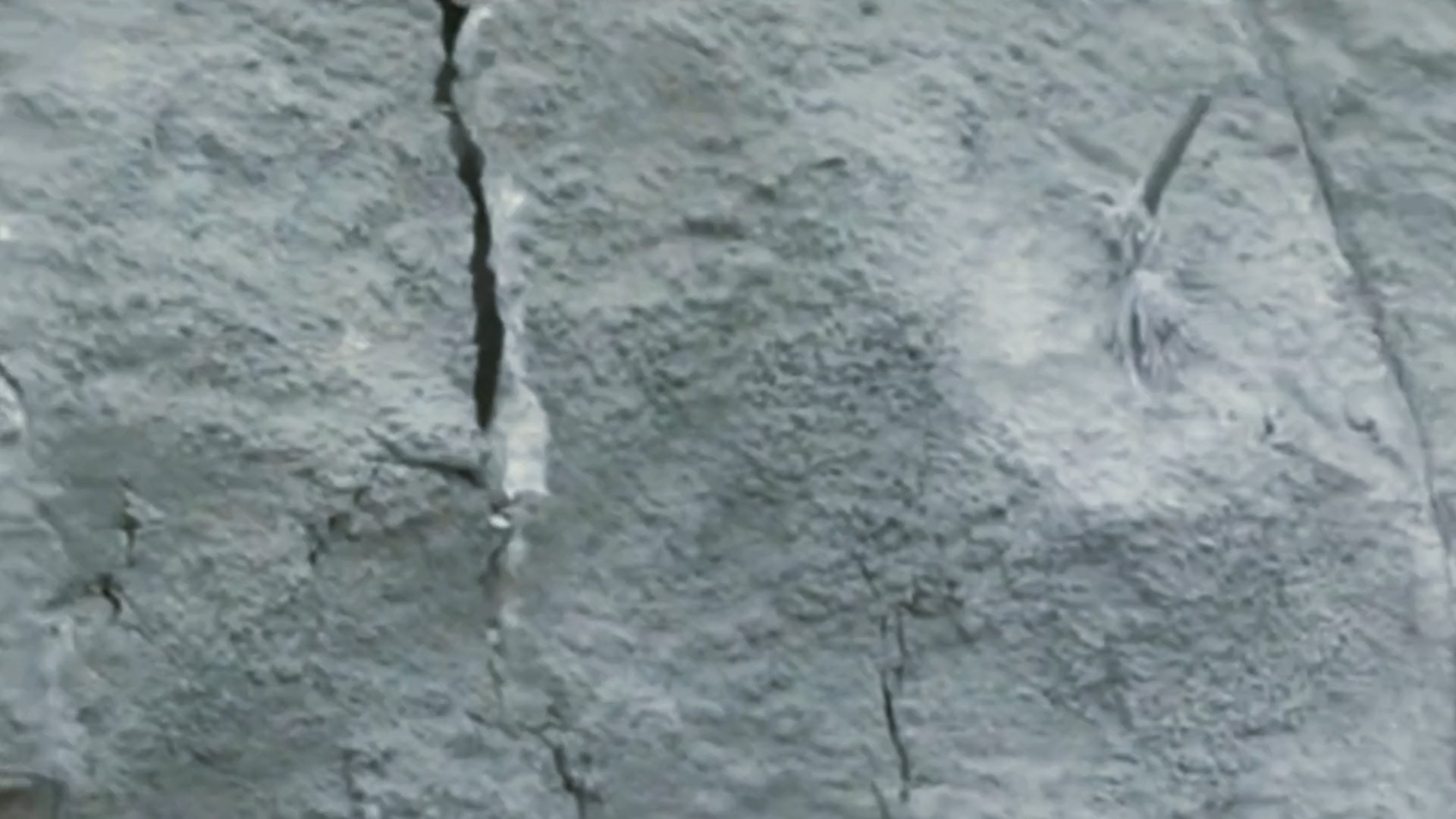 四川阿坝双江口红旗特大桥垮塌前，过路司机拍下的裂缝