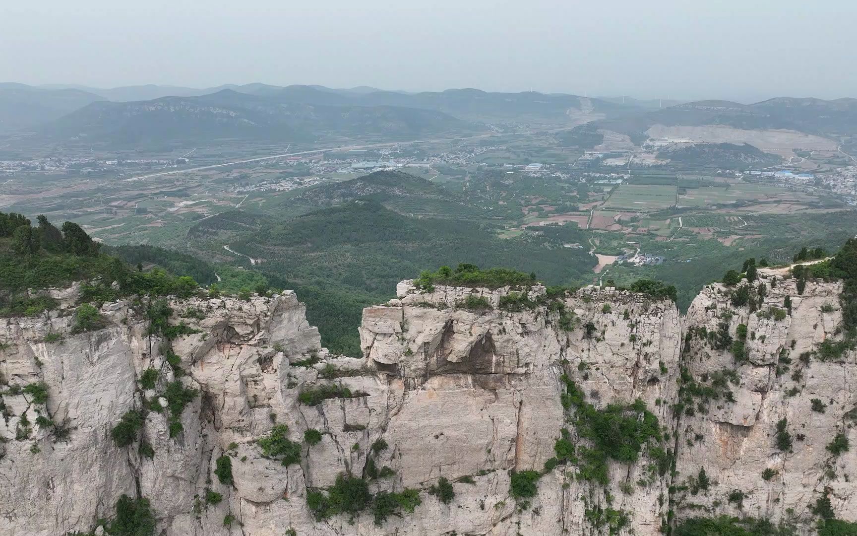 无人机航拍济南长清马山,悬崖绝壁高高耸立,空中俯瞰无比壮观