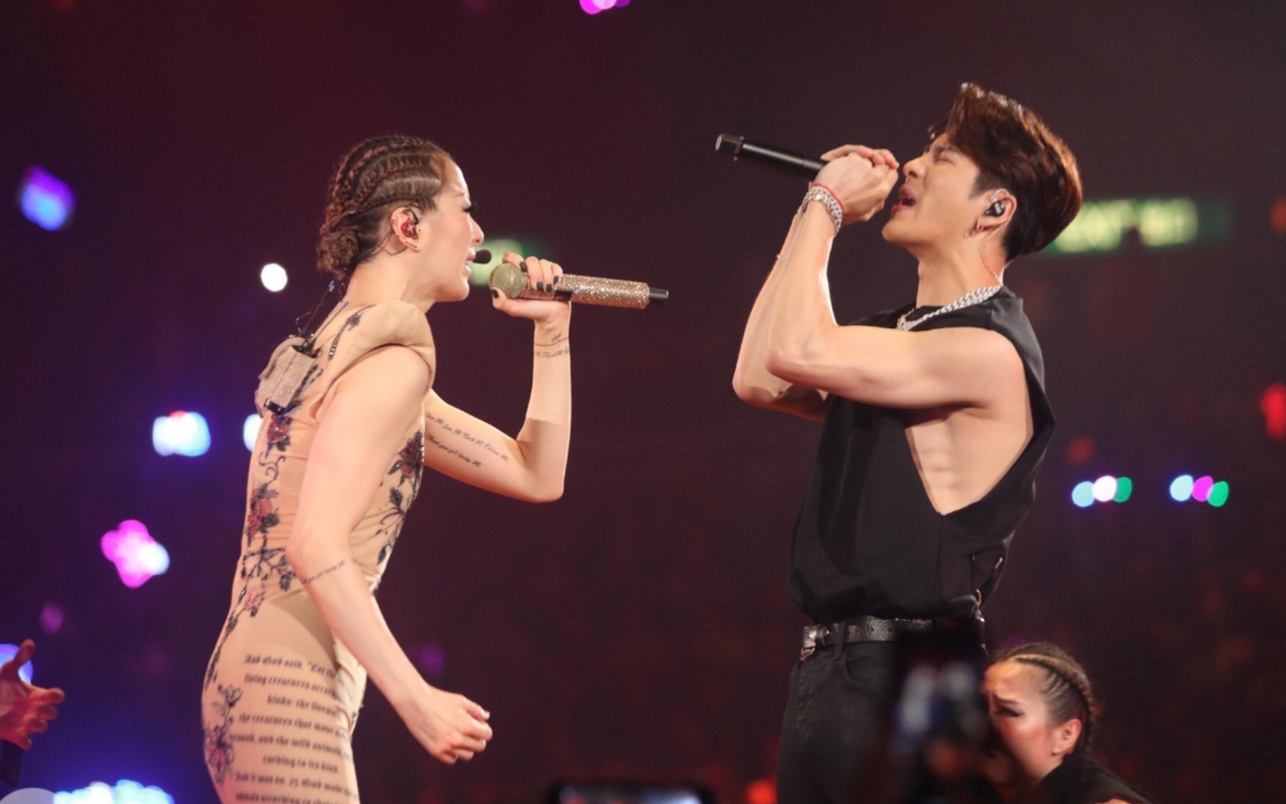 亲手给姐姐戴上"creo en mi"项链