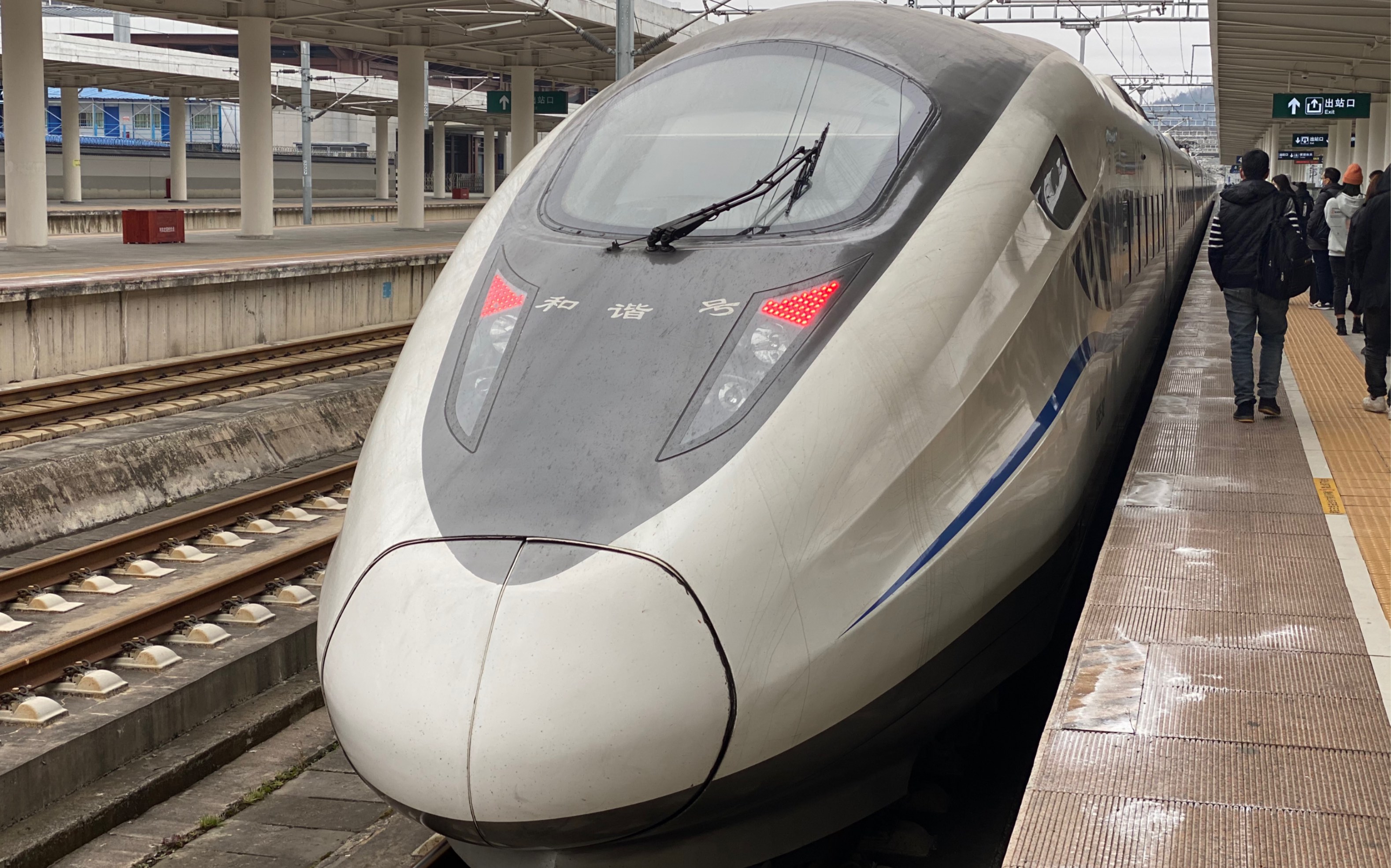 crh2e2462担当由成都东开往广州南方向的d1809次列车进贵阳东站停车换