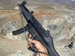 Скачать видео: MP5冲锋枪全自动射击湖面