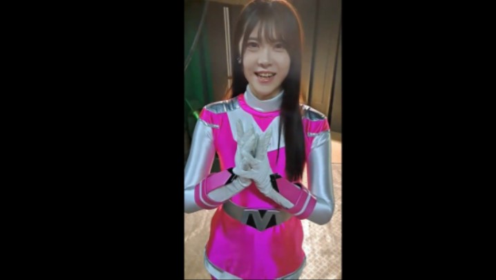 輝光戦隊 粉衣女战士致谢 穿战斗服不带头盔 辉光战队