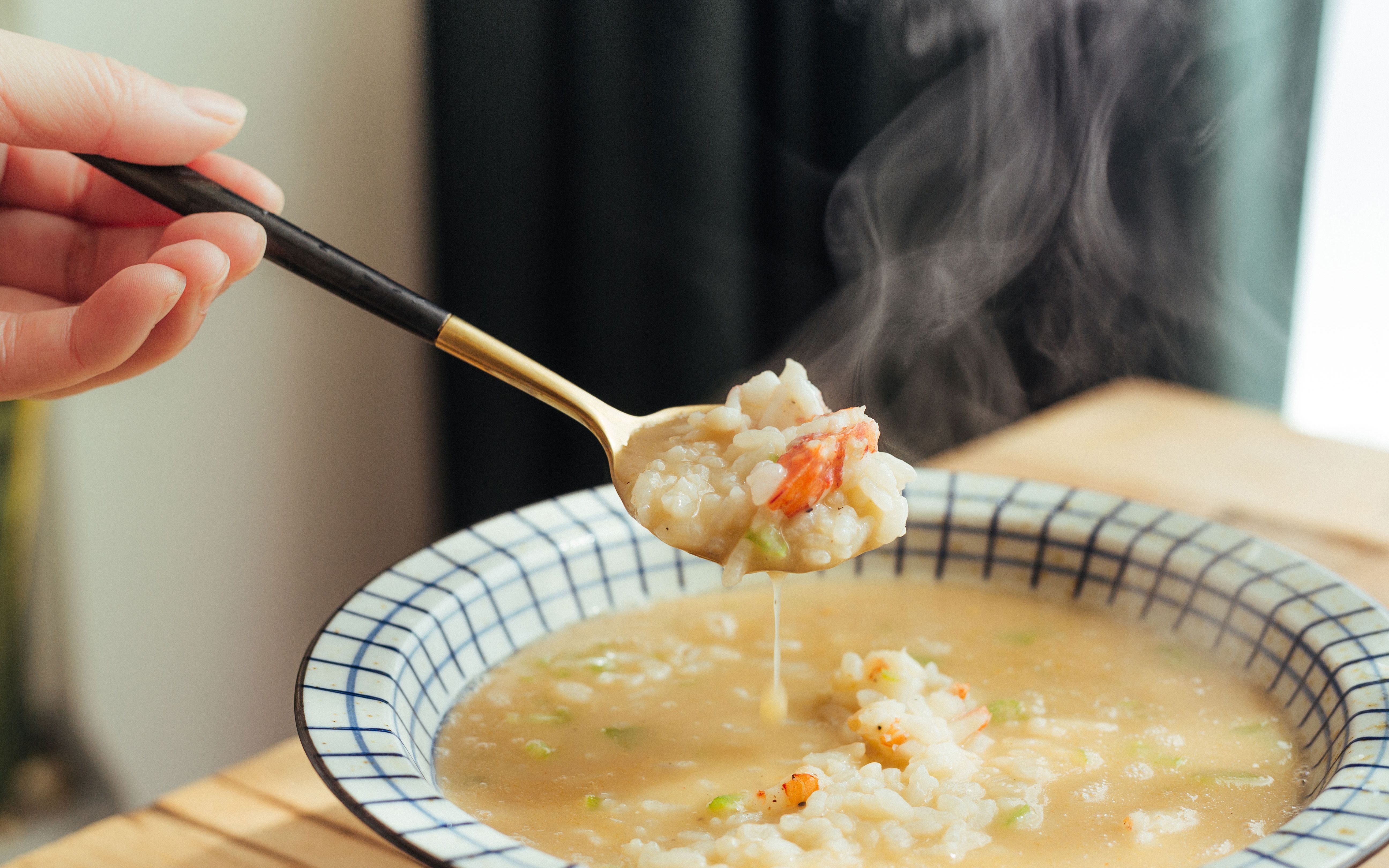 三只大虾熬出一锅高汤泡饭,解决冰箱剩饭的好吃食谱