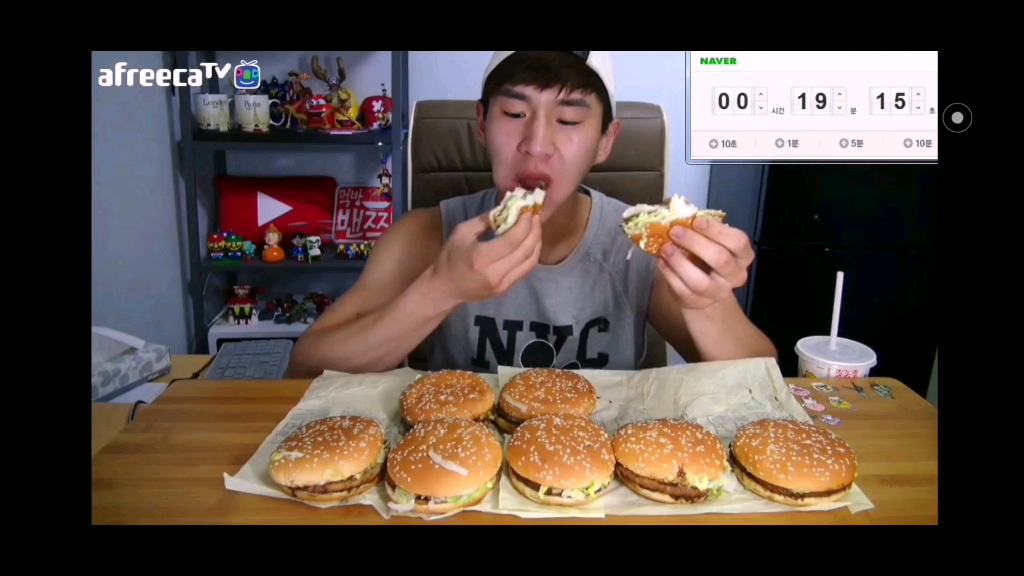 韩国小哥倒放吃汉堡太搞笑了还有点反胃