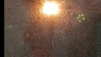 在地上烧火花！