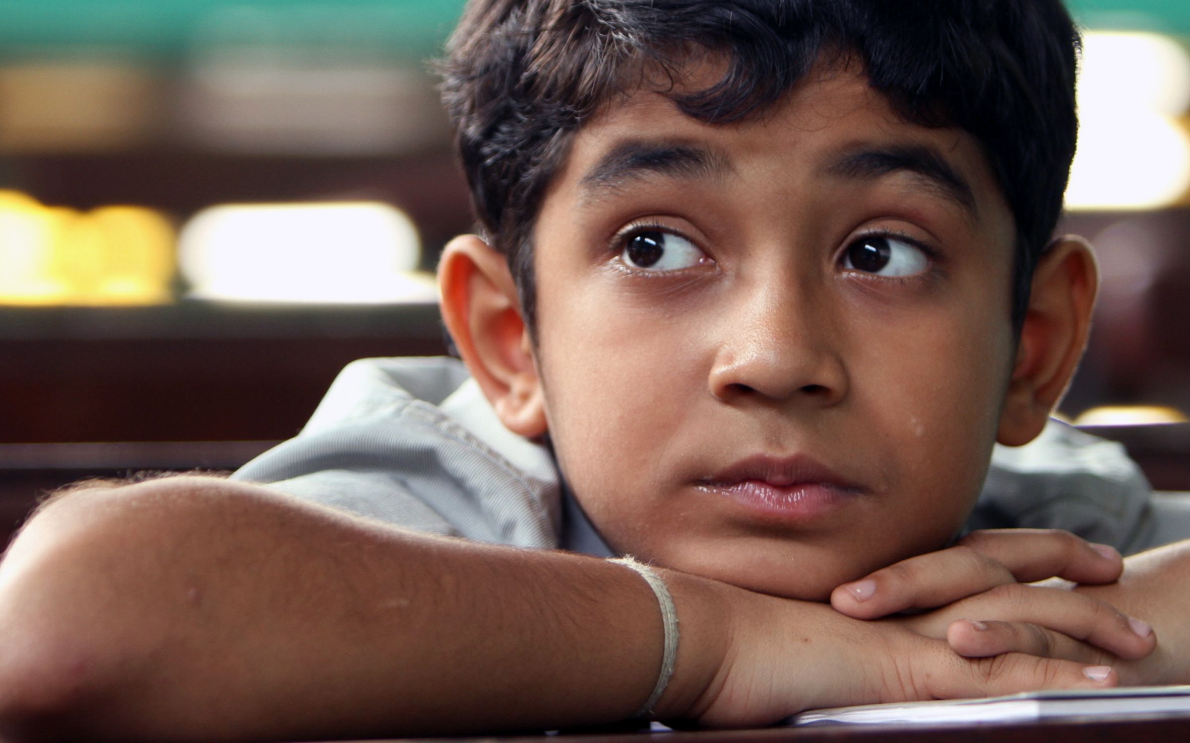 印度催泪电影:父母去世带不起便当的男孩,只能厕所喝水充饥