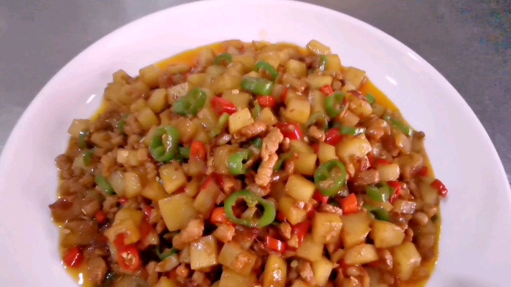土豆丁炒肉的经典做法,超级好吃又下饭!