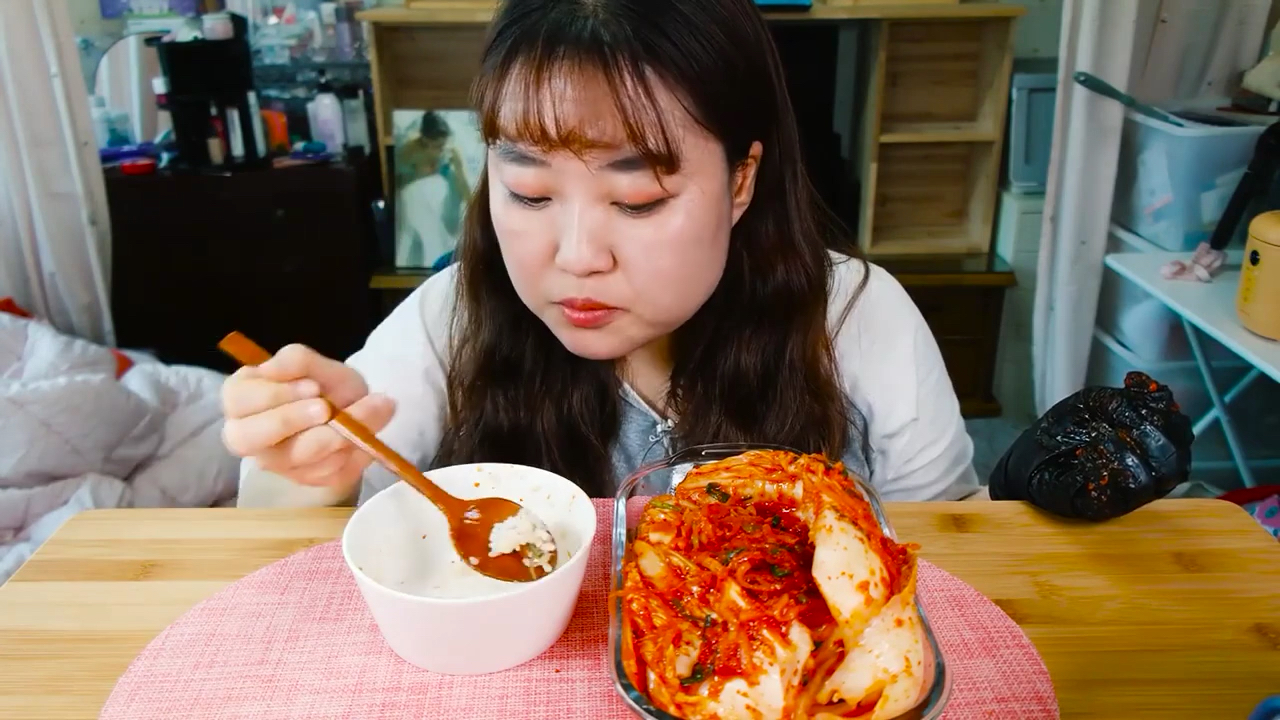 韩国吃播美食吃货韩国欧尼泡菜和米饭不亏是泡菜国