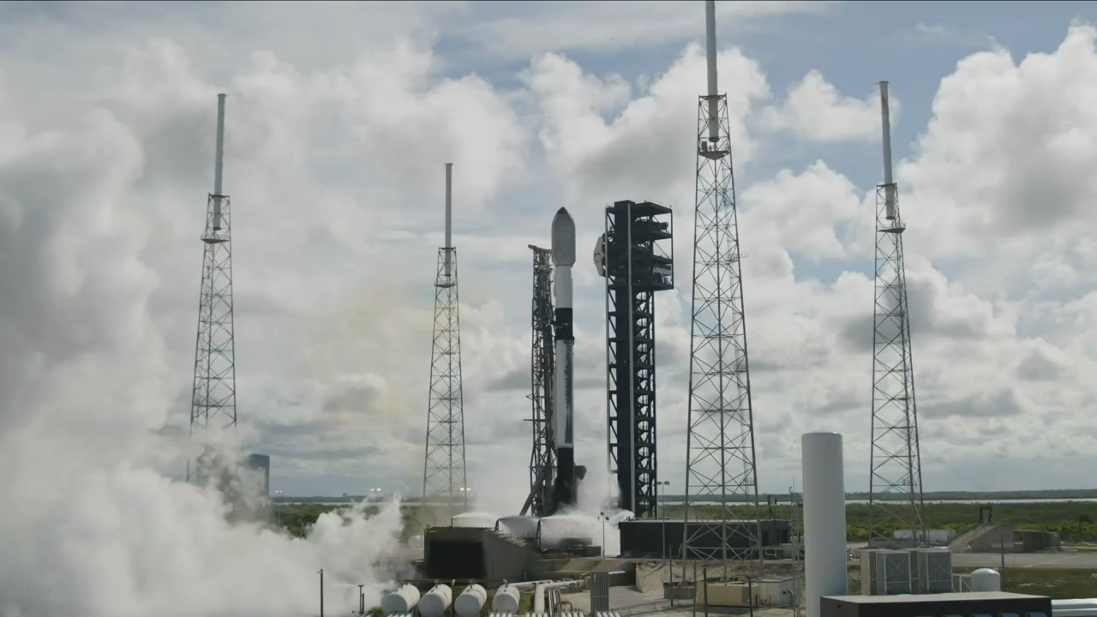 spacex 猎鹰 9 号火箭在星链卫星发射期间罕见地在