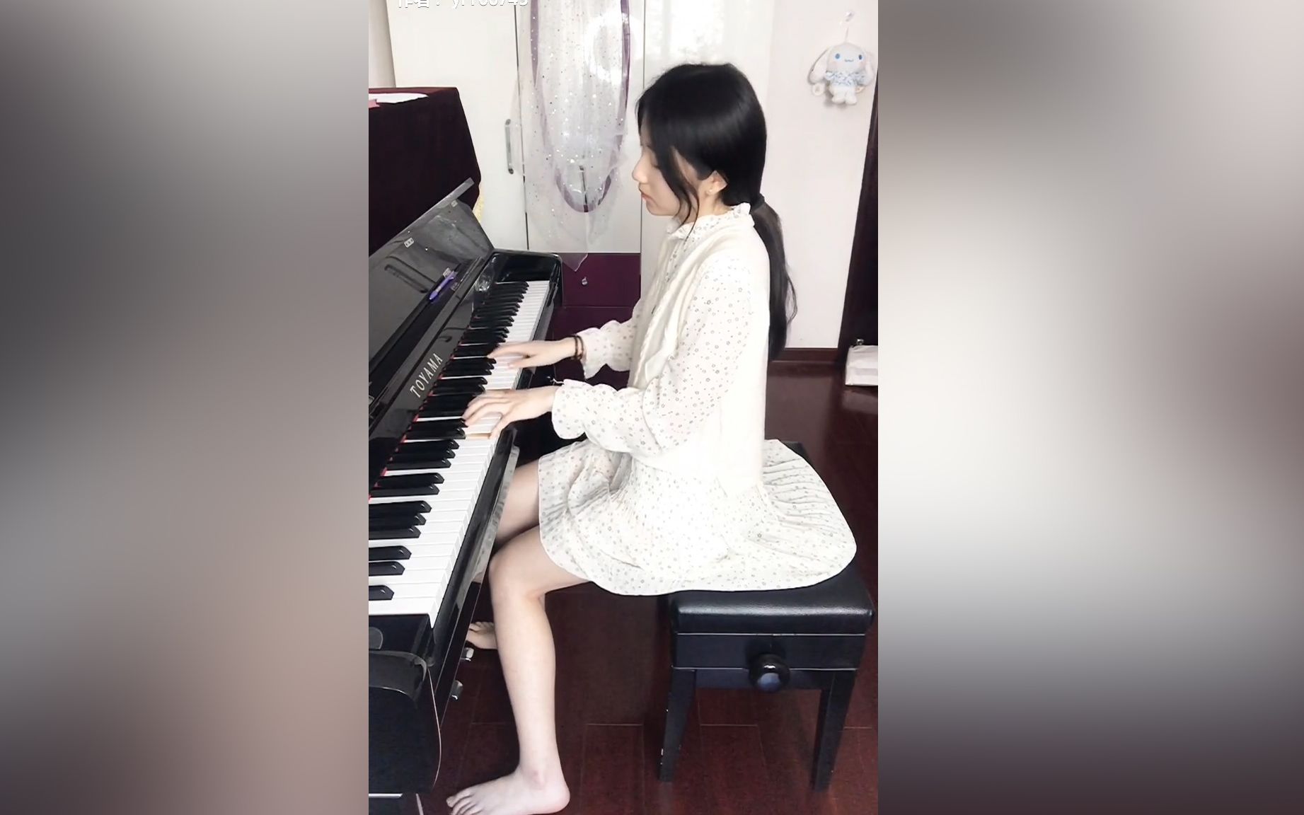 俞一仙一个喜欢光着脚丫弹钢琴的小仙女