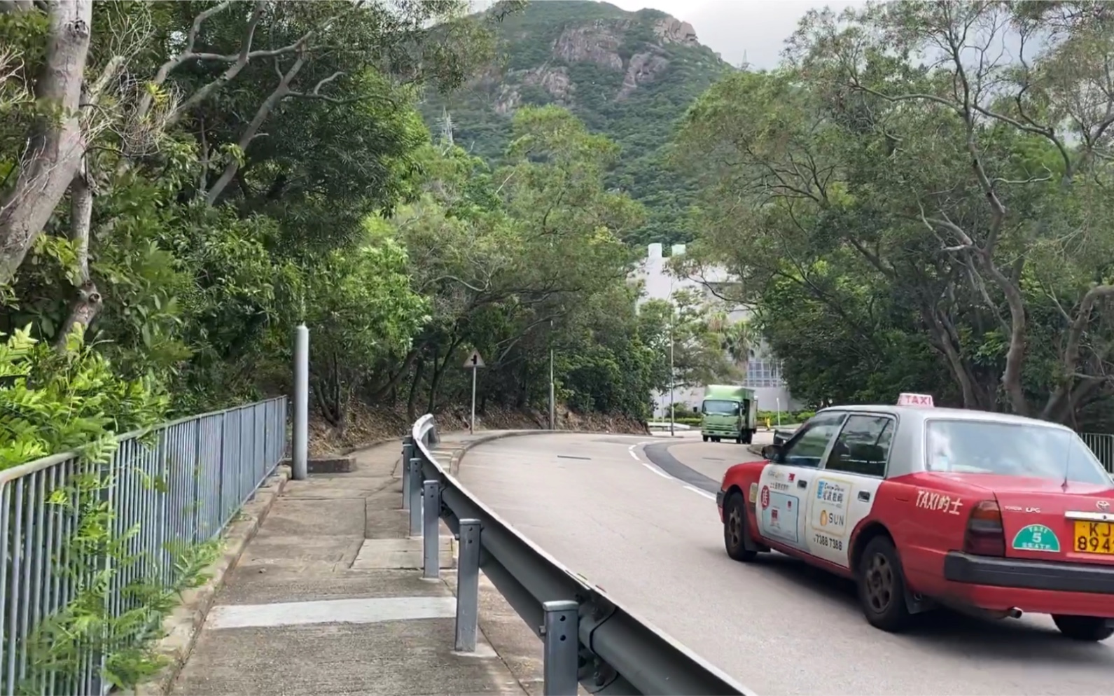 实拍走在香港深水湾道富人区的路上,沿途越走越偏僻,胆子真大啊_哔哩