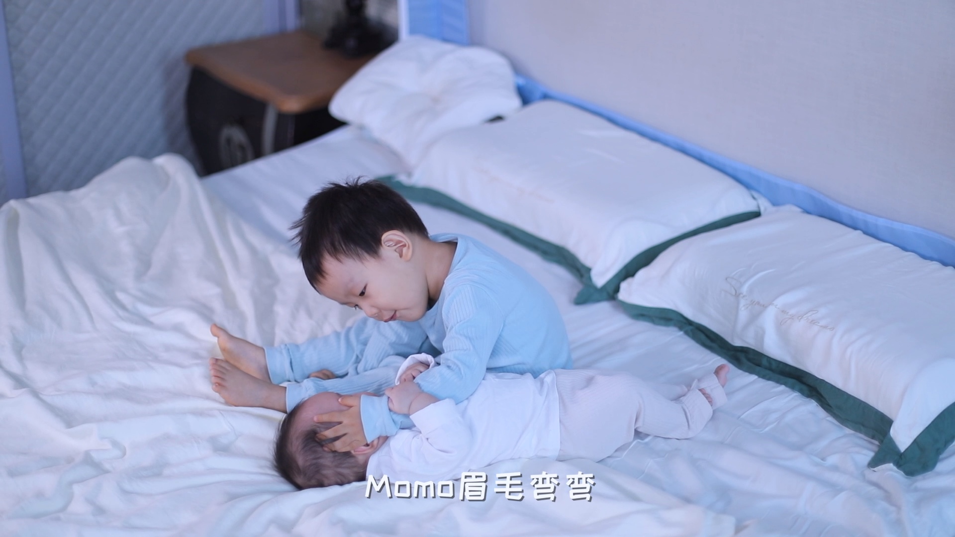 看!二哥给妹妹做抚触!哥哥还原了生活中妈哔哩哔哩bilibili