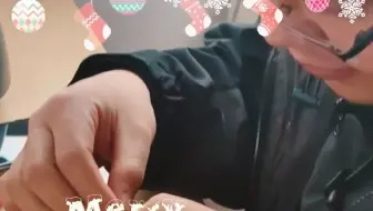 心灵手巧的蓝盟IT外包弱电小伙伴为圣诞节准备礼物中