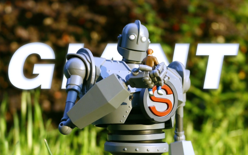 小区楼下草坪上拍一只年纪比我还大了几个月的机器人fj钢铁巨人