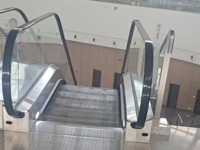 厦门北站高铁站的广日感应手扶电梯实录.