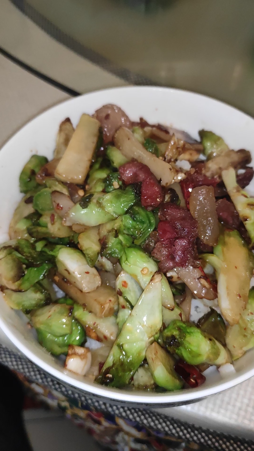 来吃一道大头菜炒香肠.多放点辣椒和大蒜.
