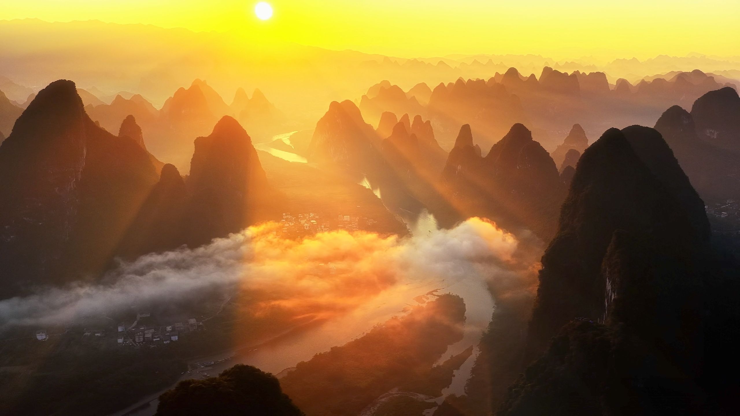 在桂林阳朔相公山巅我拍到了震撼的云海日出