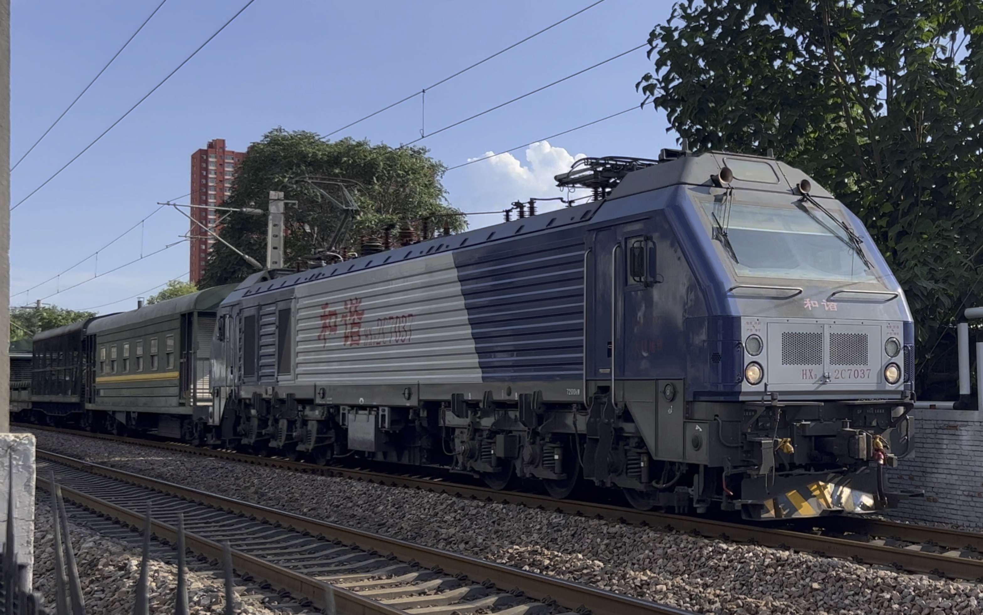 大同地铁hxd2c-7037牵引太局长钢轨运输车加速通过.