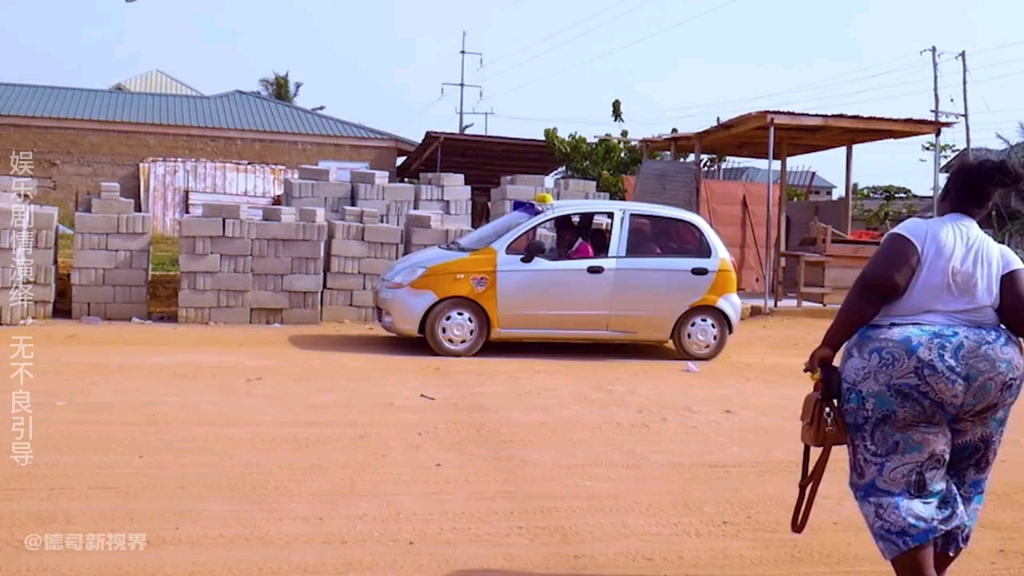 小轿车拉了三位大美女,司机却被吓的倒地就哭!